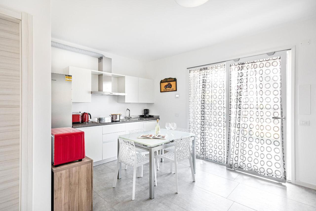 Una Terrazza Sul Lago A2 Con Piscina By Wonderful Italy Apartman Peschiera del Garda Kültér fotó