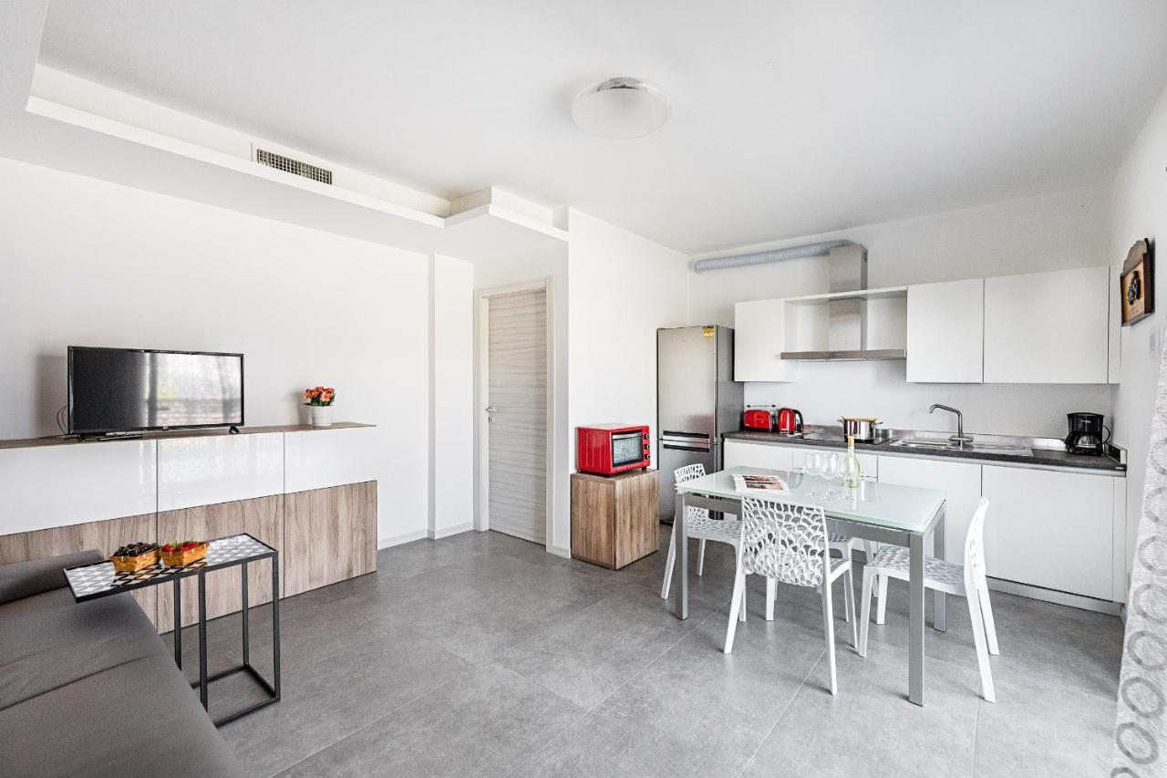 Una Terrazza Sul Lago A2 Con Piscina By Wonderful Italy Apartman Peschiera del Garda Kültér fotó
