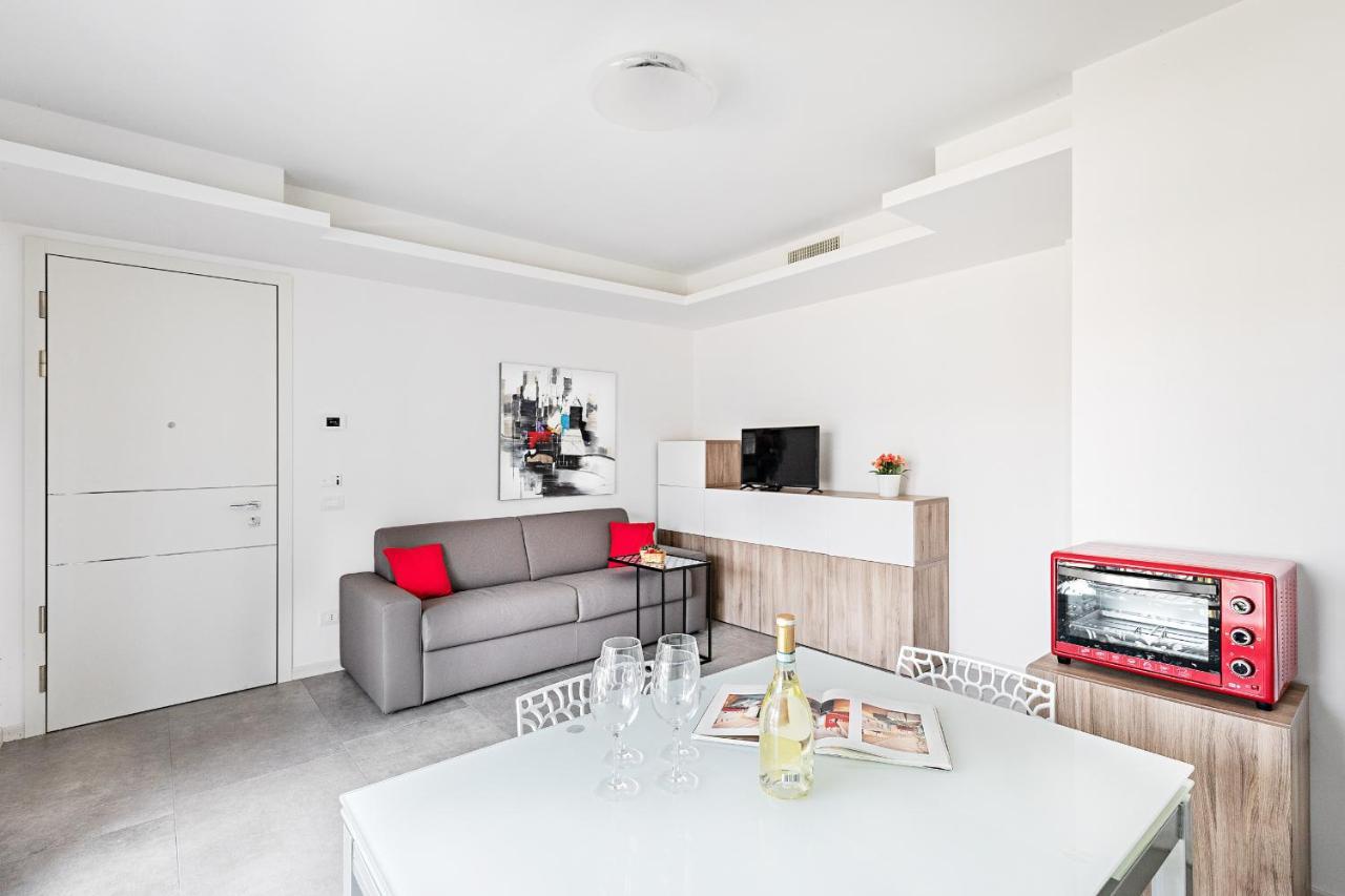 Una Terrazza Sul Lago A2 Con Piscina By Wonderful Italy Apartman Peschiera del Garda Kültér fotó