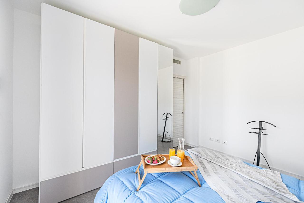 Una Terrazza Sul Lago A2 Con Piscina By Wonderful Italy Apartman Peschiera del Garda Kültér fotó